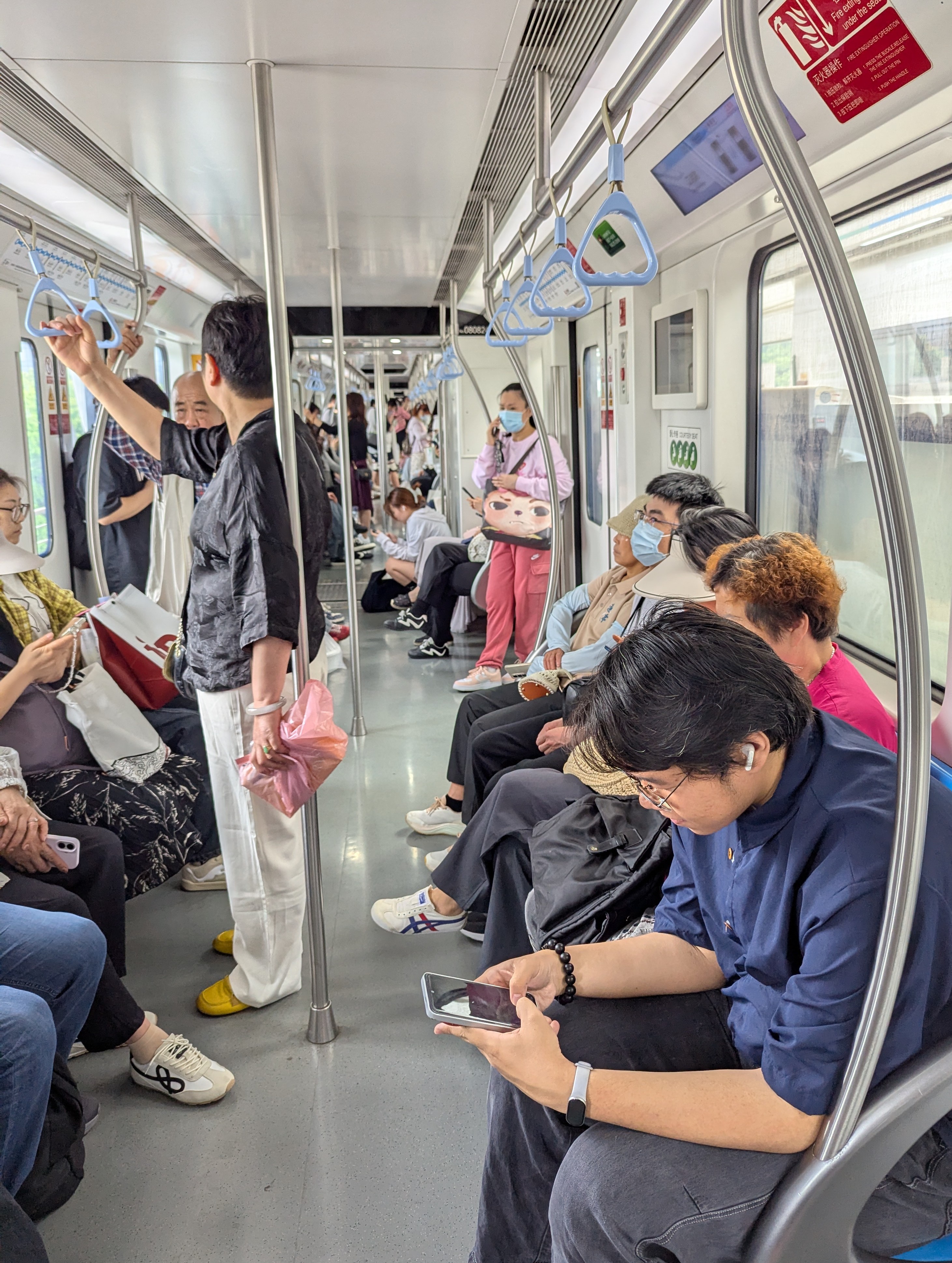 中午地铁竟比早晚高峰还挤？上班时间里这些“不上班”的人在干嘛